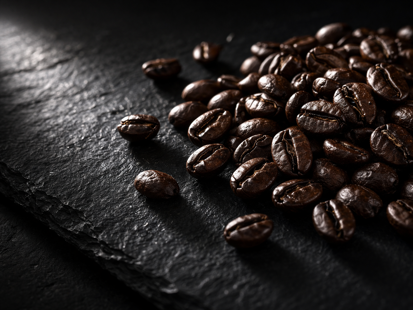 Frisch gerösteter Kaffee auf einer Schieferplatte